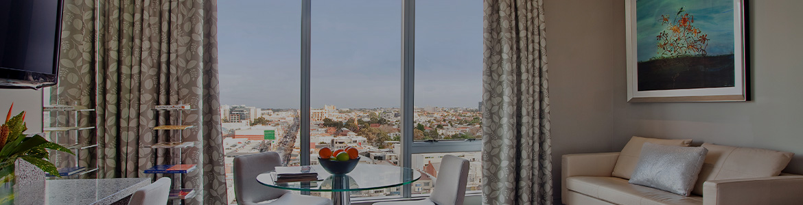 City view room with table and chairs